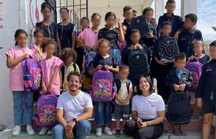 GAT ASSURANCES s'engage pour l'avenir en offrant des cartables et des fournitures scolaires aux enfants défavorisés.